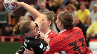 So eng wie hier gegen Mainz 05 dürfte es für die wurfgewaltige Bärin Svenja Mann auch im Heimspiel gegen Rödertal werden.