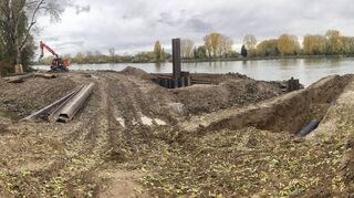 Die Mündung des Leimbachs (l.) in den Rhein wird ganz neu gestaltet. Aktuell wird rechts und links des trockengelegten Bachbetts der Hochwasserschutz verbessert. Derweil läuft das Wasser über die große schwarze Röhre ab. Nach dieser Baumaßnahme wird der Zufluss in den Rhein neu modelliert, dann die Brücke gebaut.