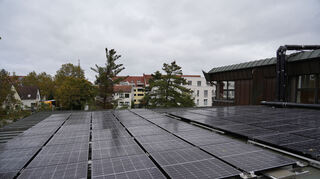 Die neue PV-Anlage am Gauß-Gymnasium sorgt dafür, dass das Gebäude autark mit Energie versorgt werden kann.