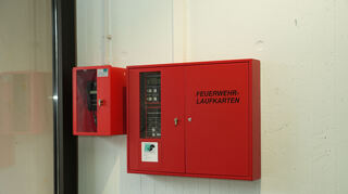Am Ausgang zum Kunsthof ist der Feuerwehr-Angriffspunkt des Gauß-Gymnasiums. Hier kommt noch der „Not-Aus-Schalter“ der PV-Anlage dazu.