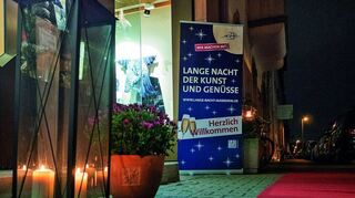 Erkennungszeichen in der Langen Nacht der Kunst und Genüsse: Roter Teppich und besondere Beleuchtung.