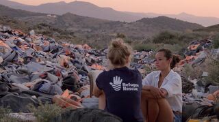 Melati reist nach Griechenland: Auf der Insel Lesbos hat sich die junge Engländerin Mary der Menschlichkeit verschrieben: Im Team rettet sie täglich Flüchtlinge vor dem Ertrinken und gerät häufig auch an ihre emotionalen Grenzen.