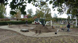 Schon nach wenigen Tagen sind die Grundzüge der Gestaltungskonzeption für den vierten Erinnerungsgarten auf dem Friedhof deutlich sichtbar.