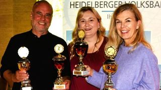 Die Gesamtsieger Claudia Schedwill-Zandron (r.) und Thomas Mollet (l.) mit der Eppel-heimer Bürgermeisterin Patricia Rebmann.