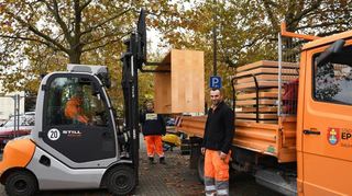 Die Mitarbeiter des städtischen Bauhofs verladen noch einiges an Mobiliar aus der Halle auf das Bauhoffahrzeug.