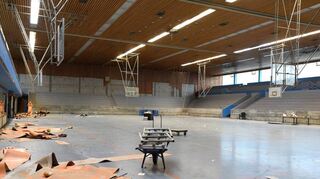 Eigentlich ein trauriges Bild: Wandverkleidungen und Bodenbeläge werden entfernt, ebenso die Tribünensitze. Die Rhein-Neckar-Halle ist nun bald nur noch Erinnerung.