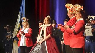 Applaus für die neue Prinzessin „Larissa I. von Ruß und Glück“ in der Stadthalle. Die Schornsteinfeger im Hintergrund sollen ihr Glück für die Kampagne bringen.