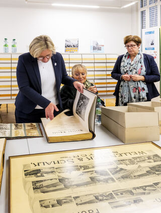 OB Stefanie Seiler blickt mit Gudrun Wellensiek in die Bände.