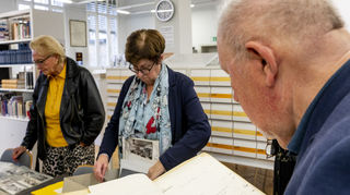 Gudrun Wellensiek (v.l.) übergibt dem Stadtarchiv den Nachlass ihres Mannes Töns. Bürgermeisterin Monika Kabs und Alt-OB Werner Schineller werfen einen Blick hinein.