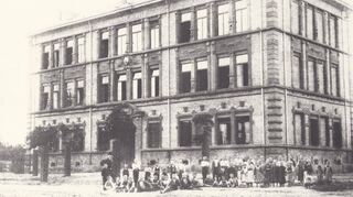Die Plankstadter Friedrichschule um die Jahrhundertwende. Besonders ab 1944 und in der Nachkriegszeit erleben das Gebäude sowie die Schüler und Lehrer viele Turbulenzen.
