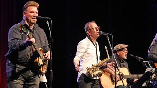 Die „Meilensteine Band“ mit Chris Linder (v. l.), Stefan Gebert, Alex Lützke und Frank Ruppert weiß in der Rudolf-Wild-Halle zu begeistern.
