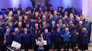 Das gemischte Ensemble „Chorness“ unter der Leitung von Vera Pfannenstiel berührt das Publikum in der Schutzengelkirche unter anderem mit dem eingängig interpretierten Antikriegslied „Blowing in the Wind“ von Bob Dylan.