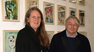 Dr. Kristina Hoge und Wilhelm Kampik vor einem Teil der ausgestellten Werke von Matthias Maaß im Xylon-Museum.