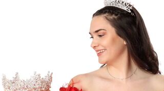 Stop, hier schaut die alte Prinzessin auf ihre wunderschöne Krone – Nathalie II. wird noch den Rathaussturm übernehmen, ehe ihre Nachfolgerin die Regentschaft übernimmt. Erst am Abend findet die Inthronisation statt.