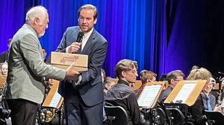 Vorsitzender Andreas Sturm verabschiedet den stellvertretenden Vorsitzenden des Blasmusikverbandes Rhein-Neckar, Helmut Spannagel.