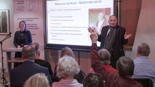 Am Ende ihres Vortrags bei den Humanismus-Tagen in Hockenheim stellte sich Heike Görner (v. l.)zusammen mit dem Vorsitzenden der Heidelberger Gespräche Gesellschaft, Ralph-Dieter Wilk, den Fragen aus dem Publikum.