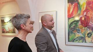 Ute Walter (v. l.), Bürgermeister Pascal Seidel und Künstlerin Bärbel Held vor dem Kunstwerk „FlowerPower“ im Gespräch.
