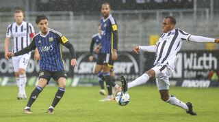 Im Regen gibt’s ein Remis am Hardtwald: Yassin Ben Balla (r., SV Sandhausen) blockt hier den Schuss eines Saarbrücker Spielers ab.