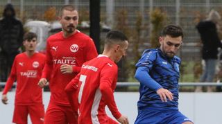 Der Brühler Kristian Spaqi (r.) versucht hier, den Gegenspielern von Rot-Weiß Rheinau den Ball abzunehmen.
