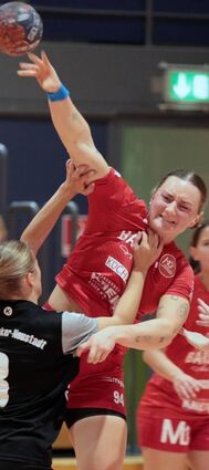 Karolin Kolb von der HG Oftersheim/Schwetzingen wird immer wieder von der Abwehr des SV Hohenacker/Neustadt geblockt.