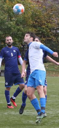 Der Ketscher Fynn Dexheimer (weiß) versucht es hier mit „Köpfchen“ beim 1:1 gegen Bosna Mannheim.
