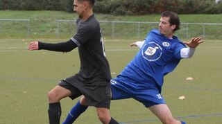 Der TSG-Eintracht Spieler Maximilian Geiß (blau) fährt in dieser Szene seinem Widersacher aus Leutershausen in die Parade.