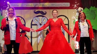 Da ist sie, die neue Luxina: Sabrina II. von der glitzernden Weltmeisterschere. Präsentiert von den Präsidentinnen Jessica Samuel und Karin Thegler.