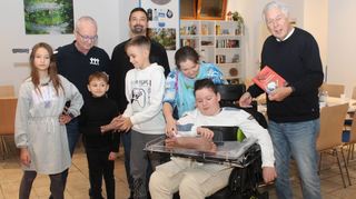 Besucher und Veranstalter freuen sich gleichermaßen über den gelungenen ersten Vorlesetermin in der Wärmestube: Melanie (v. l.), Achim Schmitt, Carlos, Uwe Betzwieser, Nikita, Ewa Kowalewska, Sohn Maciej und Vorleser Peter Lemke.