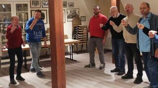 Die Proben des Barbershop-Chors laufen bereits – inklusive einfacher Choreographie. Laut Dirigent Thomas Kästner macht diese den Reiz des Ganzen aus.