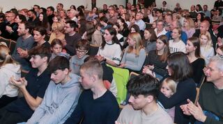 Der Rose-Saal ist bei der Ehrungsmatinee ordentlich gefüllt. Viele der zum Teil noch sehr jungen geehrten Athleten sind zu dem willkommenen Anlass gerne persönlich erschienen.