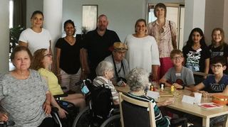 Dr. Hilka Labs-Dambach (stehend hinten 2. v. l.), Marina Offenloch (4. v. l.), Schulleiterin Marion Marker-Schrotz (5. v. l.) sowie Schülerinnen und Schüler des Pflegezentrums Offenloch freuen sich über die positive Resonanz der Kooperation.