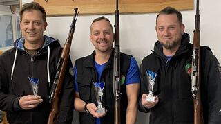 Der Sieger des Franz-Buder-Gedächtnisschießens Philip Higel (Mitte) sowie der Zweit-platzierte Niko Görner (r.) und Manuel Bötzer auf Platz drei.