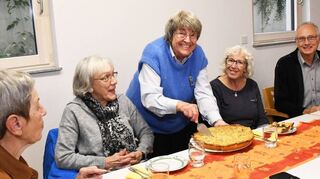 Ilse Bührer, Leiterin des Kultur-Cafés, bei der Ausgabe der herzhaften Speisen – es gibt Zwiebelkuchen mit und ohne Speck.