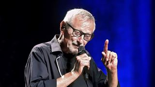Der 76-jährige Konstantin Wecker beeindruckt im Mannheimer Rosengarten mit seiner Band und klingender Sprache.