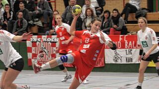 <p>Julia Barth (am Ball) trug vier Treffer zum Unentschieden der Ketscher Bären im Spitzenspiel gegen den 1. FC Köln bei.</p>
