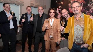 Begeisterte Gäste beim Pre-Opening: Mit Champagner von Deutz wird auf die neue Feinschmeckerlocation angestoßen.