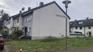 Auf diesem Grundstück am Ende der Reihenhäuser im Wieblinger Weg soll nun ein Abschlussgebäude errichtet werden – die Anwohner wollen gegen die vorgelegte Planung Einspruch einlegen.