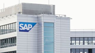 Ein Schild mit der Aufschrift "SAP" steht auf einem Gebäude der Unternehmenszentrale. Der Softwarekonzern SAP hat die Bonner Software-Management-Firma LeanIX übernommen.