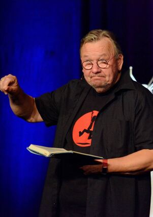 Eine kurze Lesung aus „Wer älter wird, braucht Spaß am Leben“, Bernd Stelters neuem Buch, kam in der Stadthalle gut an.