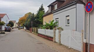 Ein absolutes Halteverbot verhindert neuerdings eine gefährliche Engstelle in der Wilhelmstraße nahe der Schule und sichert zudem eine uneingeschränkte Nutzung des schmalen Gehweges in diesem Bereich.