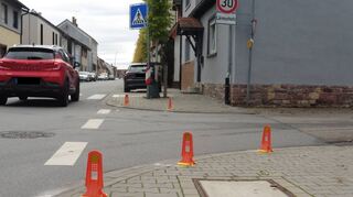 Mit Reflektoren ausgestattete Sichtzeichen sollen an der Einmündung zur Wilhelmstraße für mehr Sicherheit auf dem Schulweg sorgen.