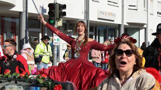Auf solche Momente, wie sie die noch amtierende „Göggel“-Prinzessin Melanie I. mit dem karnevalistischen Herzen etwa beim Brühler Fasnachtszug erlebte, freut sich die noch inkognito agierende Nachfolgerin schon jetzt.