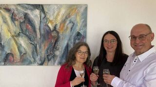 Künstlerin Heidrun Fischer-Hamann zusammen mit Regina Feil und Wolfgang Feil bei der Eröffnung der Ausstellung.