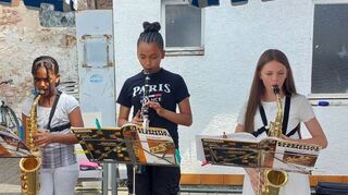 Schülerinnen der Theodor-Heuss-Realschule treten bei der Schwetzinger „Fête de la musique“ auf.