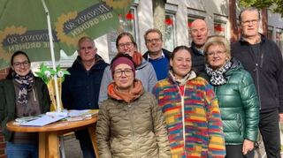 An einem Infostand informieren die Grünen in Eppelheim über ein Verkehrskonzept und sprechen mit Bürgern über deren Wünsche für die Stadt.