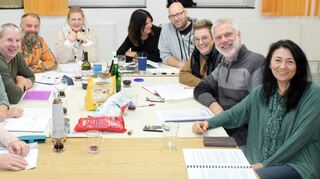 Treffen sich in neuer Location, aber mit altem Elan wieder zur Probe: Melanie Hillengaß (v. l.), Heidi Vogt, Andreas Vogt, Michael Wagner, Helferin Natalia Aiello, Ulrike Vay, Ingo Paul, Helferin Cornelia Rösch, Thomas Widenka und Simone Fackel. Die „Kleine Bühne“ zeigt im März nächsten Jahres „Feiertage für Fortgeschrittene“.