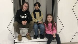 Léonard Georgi (v.l.), Wassim Saadi und Emma Mohr haben in der Bühnenkulisse Platz genommen.