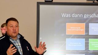 Ralf Mittelbach von der Feuerwehr Weinheim schildert bei seinem Vortrag „Gewalt gegen Einsatzkräfte“ einen Angriff auf einen seiner Kameraden.