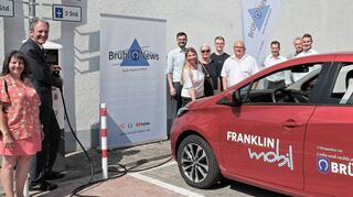Mit großem Aufgebot geht es im Juni auf dem Weg zur Klimaneutralität in Brühl weiter. Da wurde dank der Mitwirkung von Birgit Sehls (v. l.), Bürgermeister Dr. Ralf Göck, Vinzent Grimmel, Gabriele Teltz, Gabriele Rösch, Florian Deutsch, Jochen Ungerer, Bern-hard Schumacher, Reiner Haas und Julian Held das Carsharing-Angebot installiert.