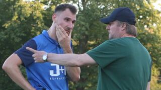 Der Schwetzinger Abwehrchef Martin Rau (l.) – hier mit dem Sportlichen Leiter des SV 98, Thomas Münch – ist nach seiner Gelb-Rot- Sperre wieder dabei.